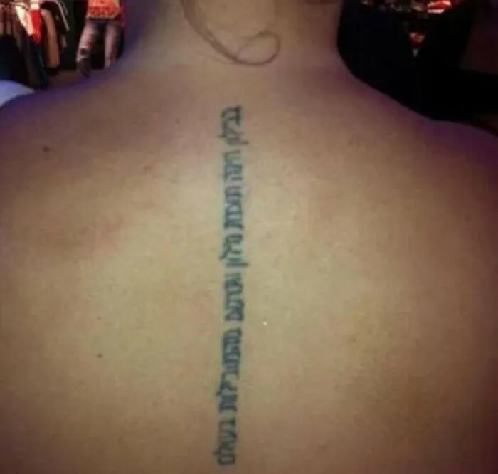 15 Personas que entendían otros idiomas y se rieron con estos terribles tatuajes