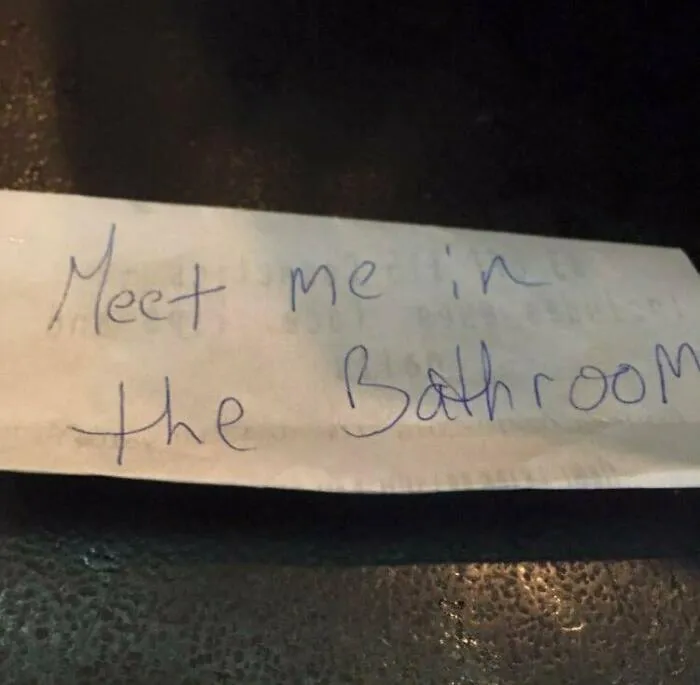 "Encuéntrate Conmigo En El Baño"
