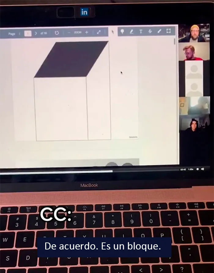 Este profesor de diseño gráfico se hace viral por burlarse con gracia de los trabajos de sus alumnos