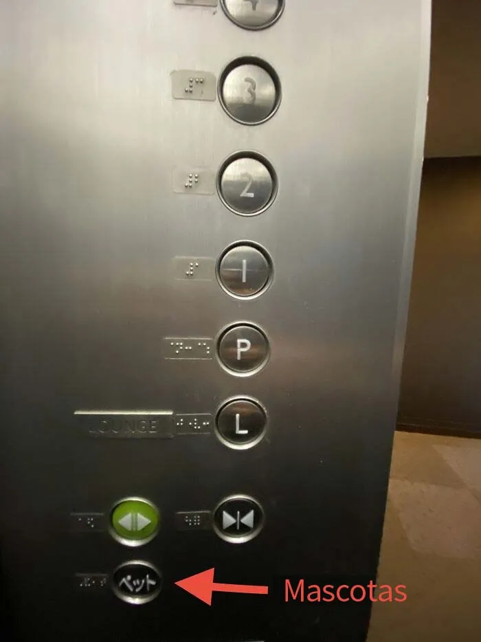 Botón "Mascotas" en el elevador de un edificio residencial de alto nivel en Tokio