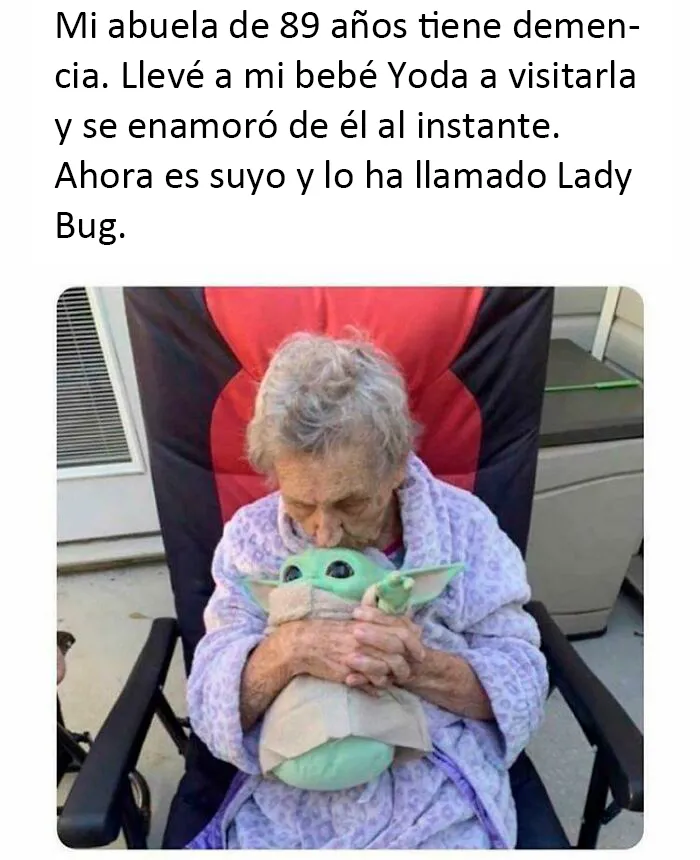 El bebé Yoda y la abuela