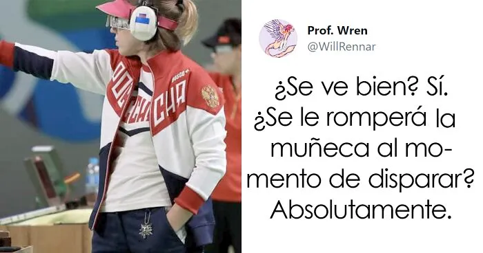 Estos hombres intentan enseñar a una medallista de oro olímpico la forma correcta de sostener un arma