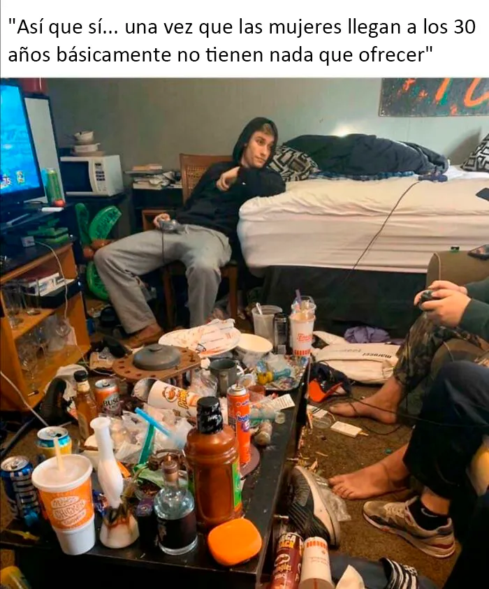  Solo relajándose en el sótano de mamá