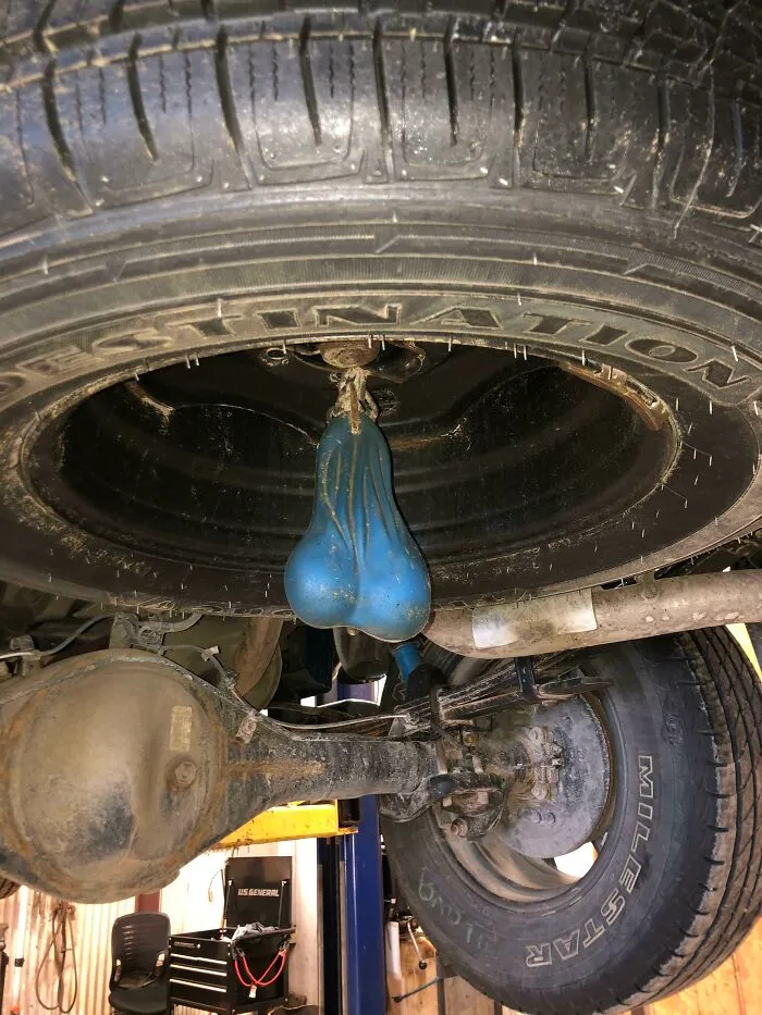 Al Meterme Debajo De La Furgoneta Me He Dado Con Esto En La Cabeza... Muy Sutil