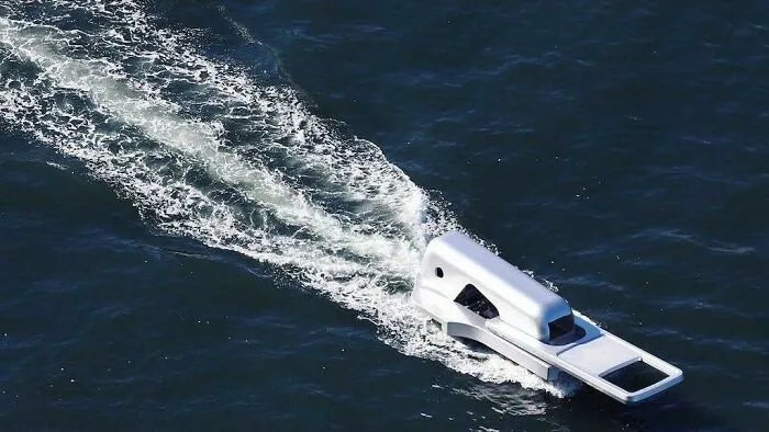 Barco En Forma De Cremallera "Desabrocha" El Río Sumida En Tokyo