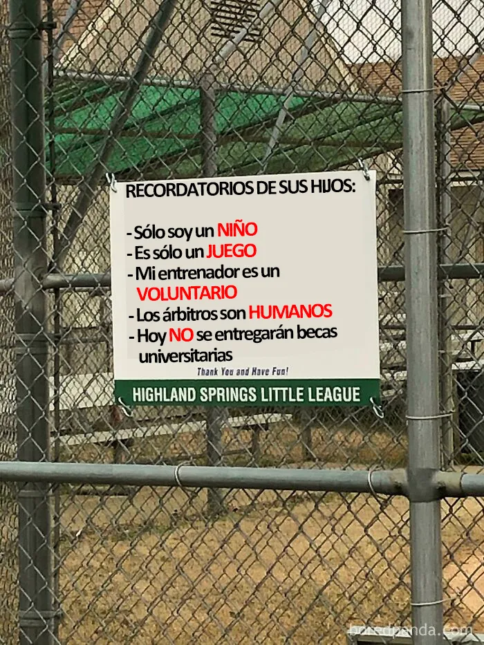 El equipo de béisbol juvenil tuvo que poner estos carteles por la cantidad de Karens que actúan como tales