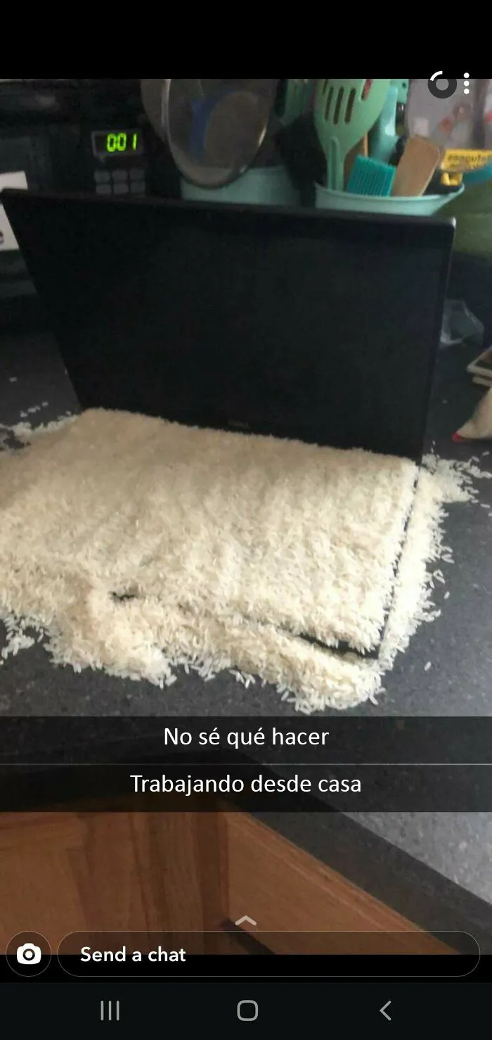 La esposa derramó café sobre el ordenador