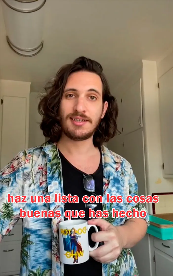 Cómo conseguir un aumento de sueldo: haz una lista con las cosas buenas que has hecho. Relaciona cada cosa buena que hiciste con el dinero ganado para la empresa o el aumento de tus competencias. Exponlo de forma profesional. Preséntalo a Recursos Humanos