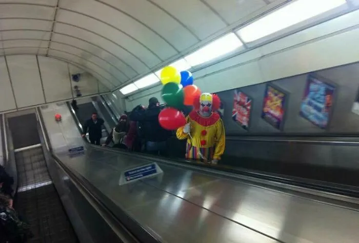 22 Imágenes del metro británico demostrando que allí nada es normal