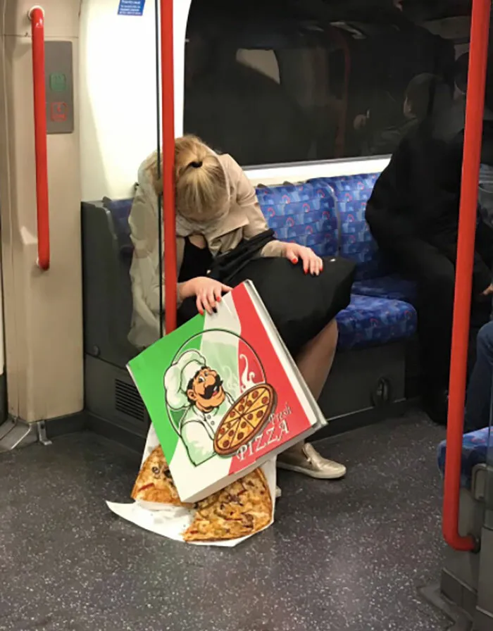 22 Imágenes del metro británico demostrando que allí nada es normal