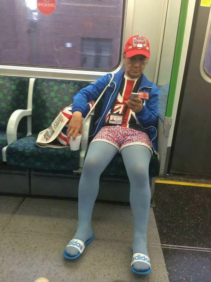 22 Imágenes del metro británico demostrando que allí nada es normal