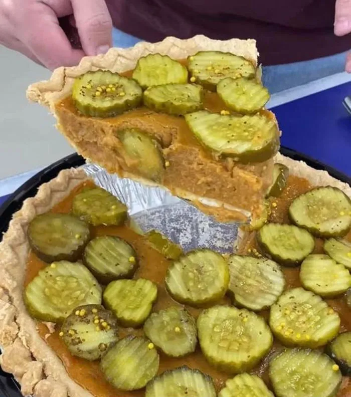 La gente comparte 20 fotos de comida muy asquerosa que trajeron sus invitados
