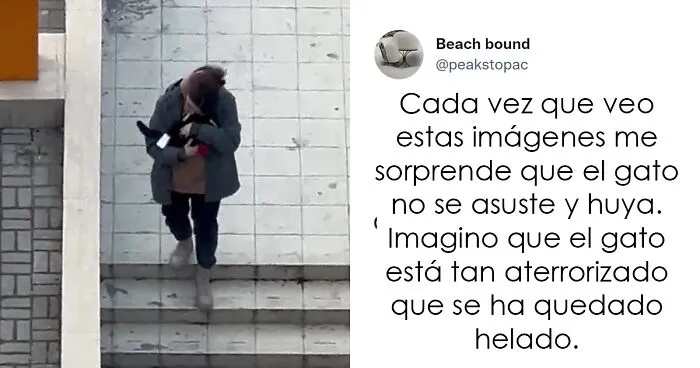 Esta mujer carga con su gato mientras lo consuela ante el sonido de las alarmas de ataque aéreo en Kyiv, Ucrania