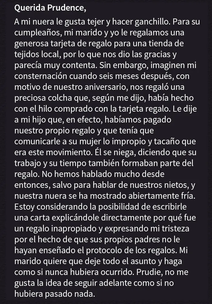 Esta gorrona avergüenza a su nuera porque le tejió una manta usando lana de una tarjeta regalo que le dió por su cumpleaños
