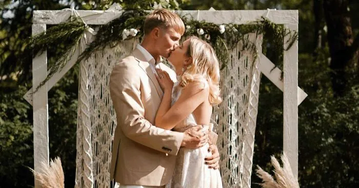 No es una telenovela: Esta pareja empezó como hermanastros, pero ahora se han casado