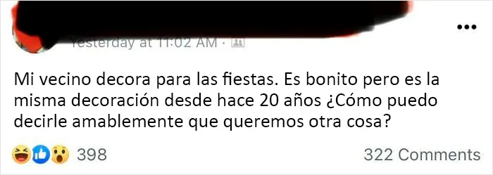 Coloca diferentes adornos navideños