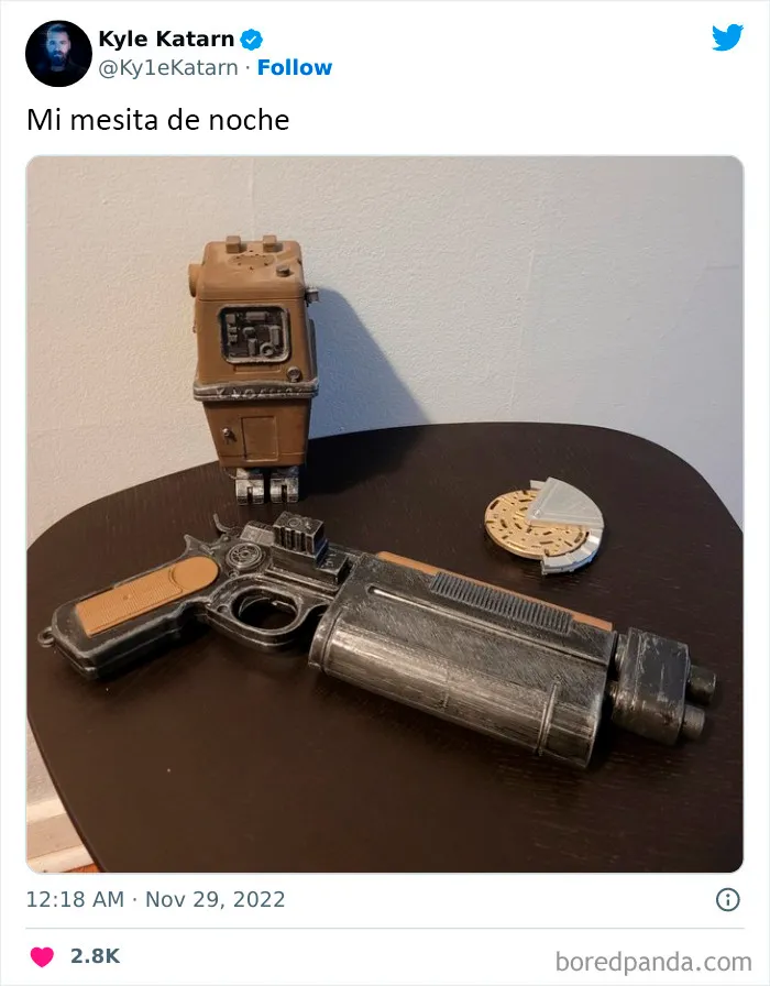 Elon Musk publicó una foto de su mesita de noche y en internet respondieron con memes (25 imágenes)