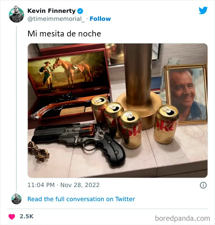 Elon Musk publicó una foto de su mesita de noche y en internet respondieron con memes (25 imágenes)