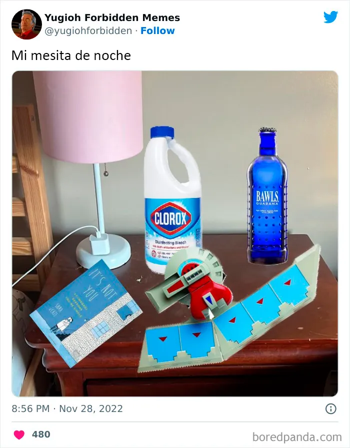 Elon Musk publicó una foto de su mesita de noche y en internet respondieron con memes (25 imágenes)