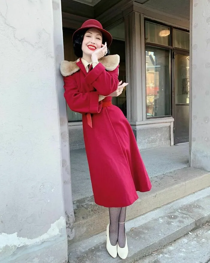 A esta chica le encanta ponerse ropa de hace 100 años, y su vestuario es impresionante