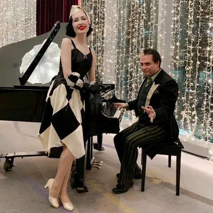 A esta chica le encanta ponerse ropa de hace 100 años, y su vestuario es impresionante