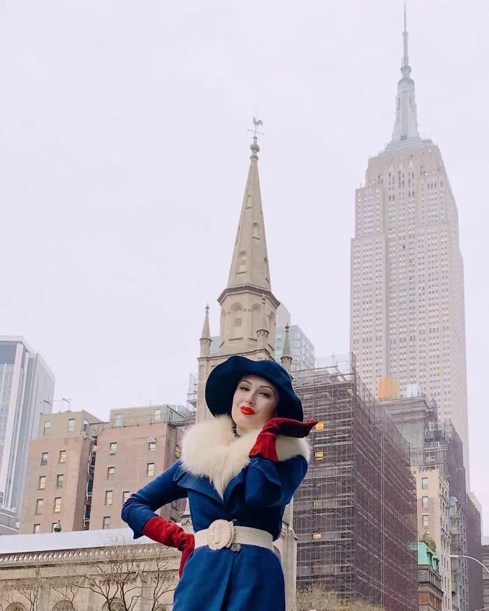 A esta chica le encanta ponerse ropa de hace 100 años, y su vestuario es impresionante