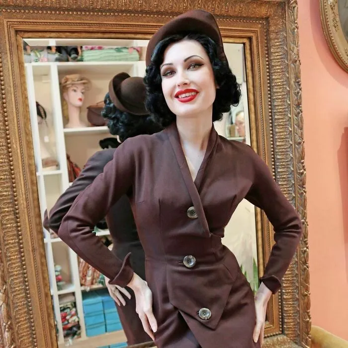 A esta chica le encanta ponerse ropa de hace 100 años, y su vestuario es impresionante