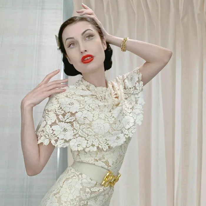 A esta chica le encanta ponerse ropa de hace 100 años, y su vestuario es impresionante