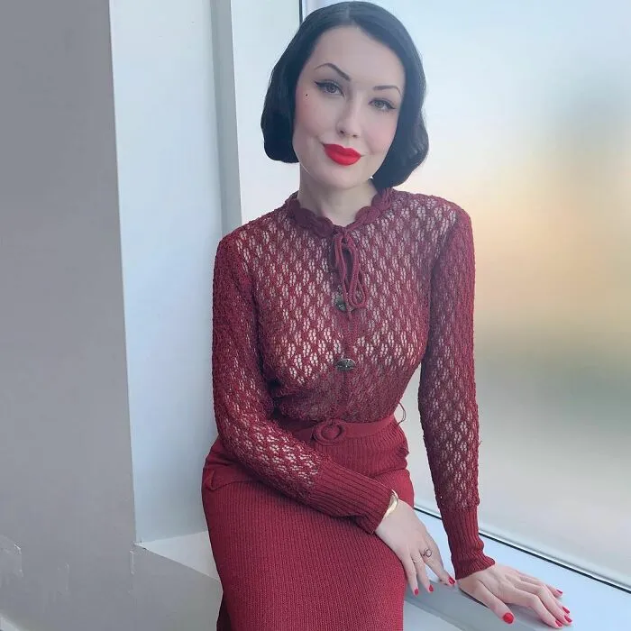 A esta chica le encanta ponerse ropa de hace 100 años, y su vestuario es impresionante