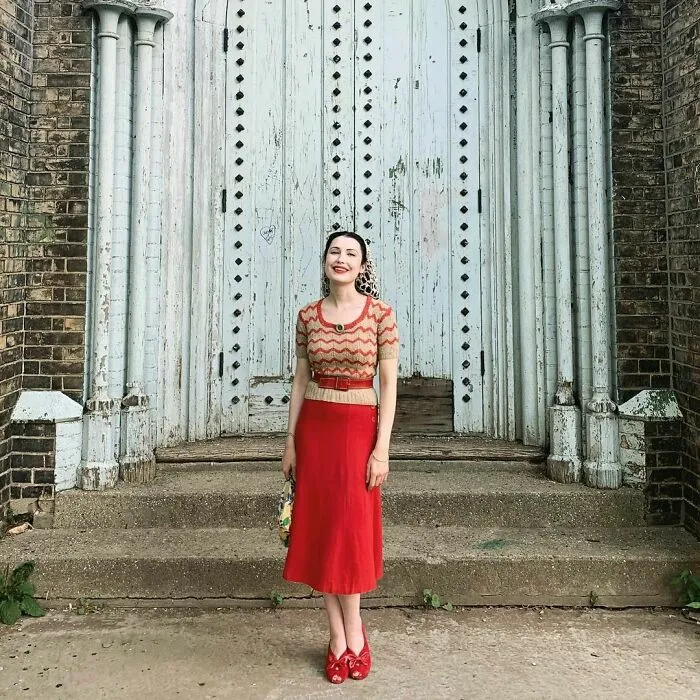 A esta chica le encanta ponerse ropa de hace 100 años, y su vestuario es impresionante