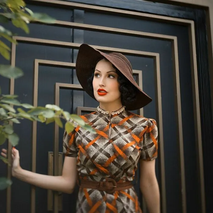 A esta chica le encanta ponerse ropa de hace 100 años, y su vestuario es impresionante