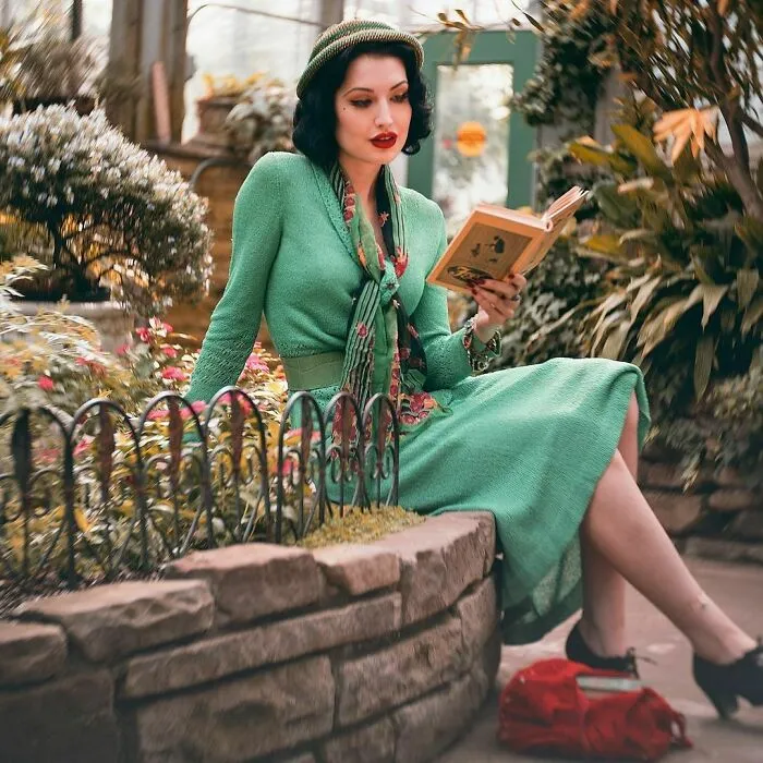A esta chica le encanta ponerse ropa de hace 100 años, y su vestuario es impresionante