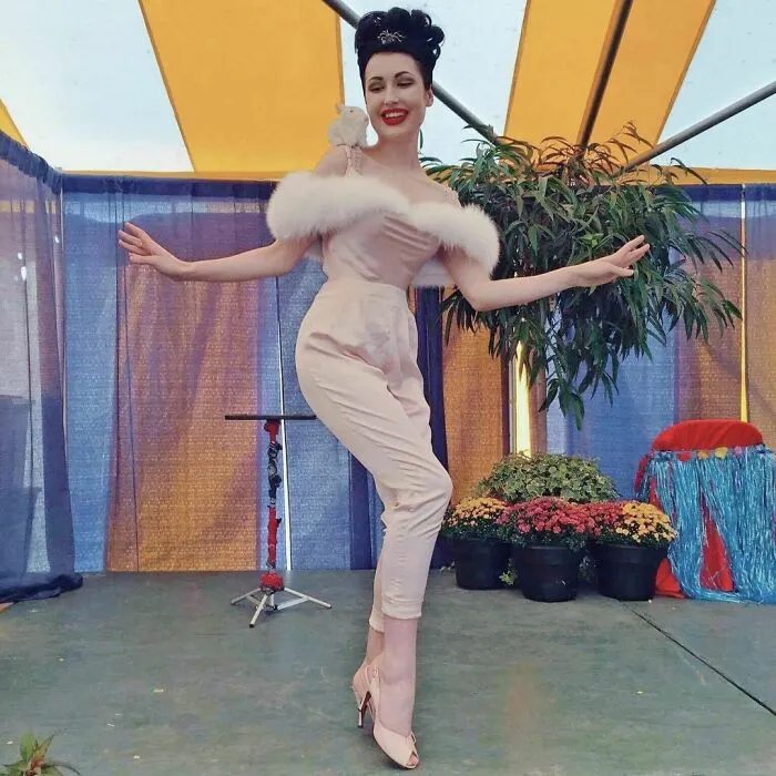 A esta chica le encanta ponerse ropa de hace 100 años, y su vestuario es impresionante