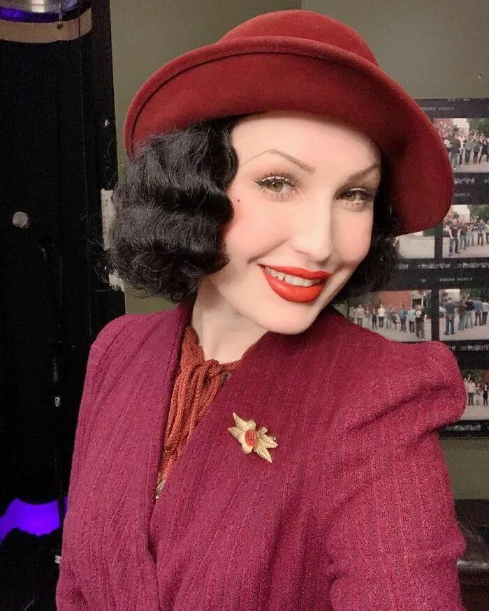 A esta chica le encanta ponerse ropa de hace 100 años, y su vestuario es impresionante