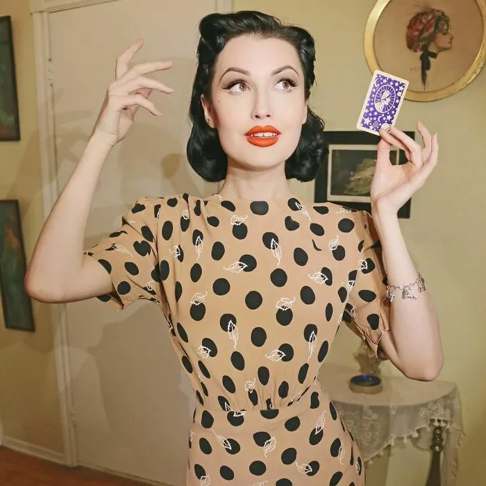 A esta chica le encanta ponerse ropa de hace 100 años, y su vestuario es impresionante