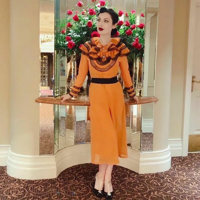 A esta chica le encanta ponerse ropa de hace 100 años, y su vestuario es impresionante