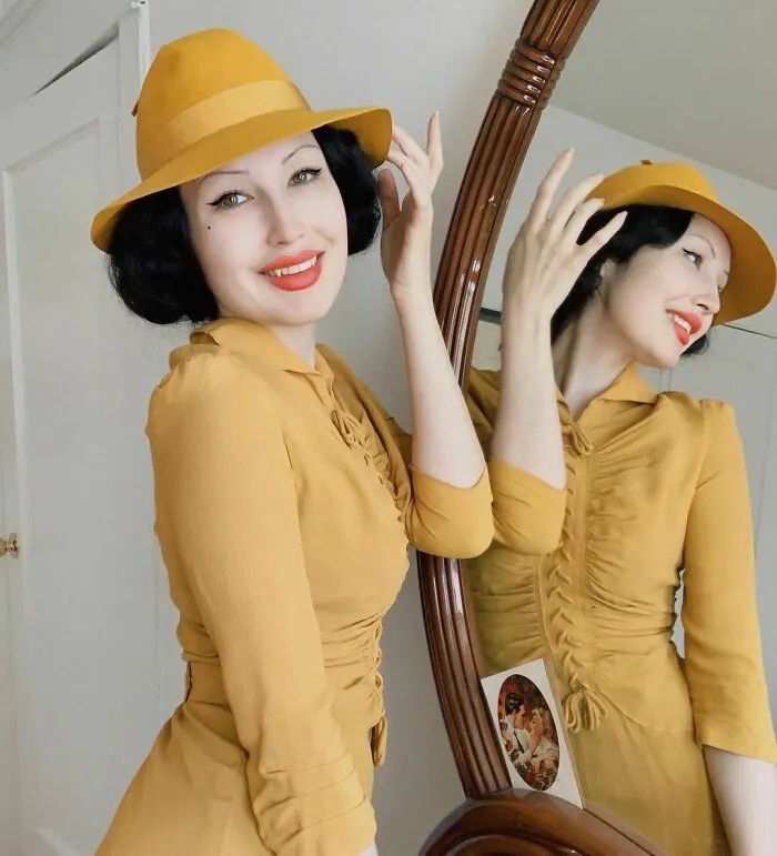 A esta chica le encanta ponerse ropa de hace 100 años, y su vestuario es impresionante