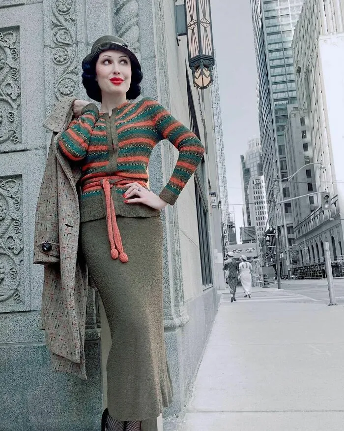 A esta chica le encanta ponerse ropa de hace 100 años, y su vestuario es impresionante