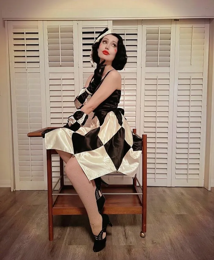 A esta chica le encanta ponerse ropa de hace 100 años, y su vestuario es impresionante