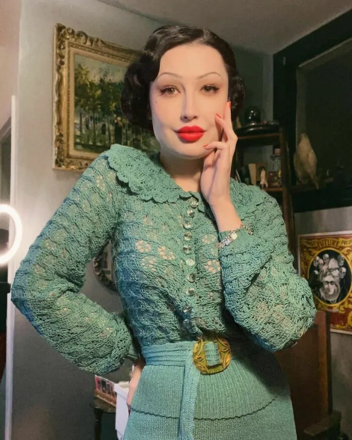 A esta chica le encanta ponerse ropa de hace 100 años, y su vestuario es impresionante
