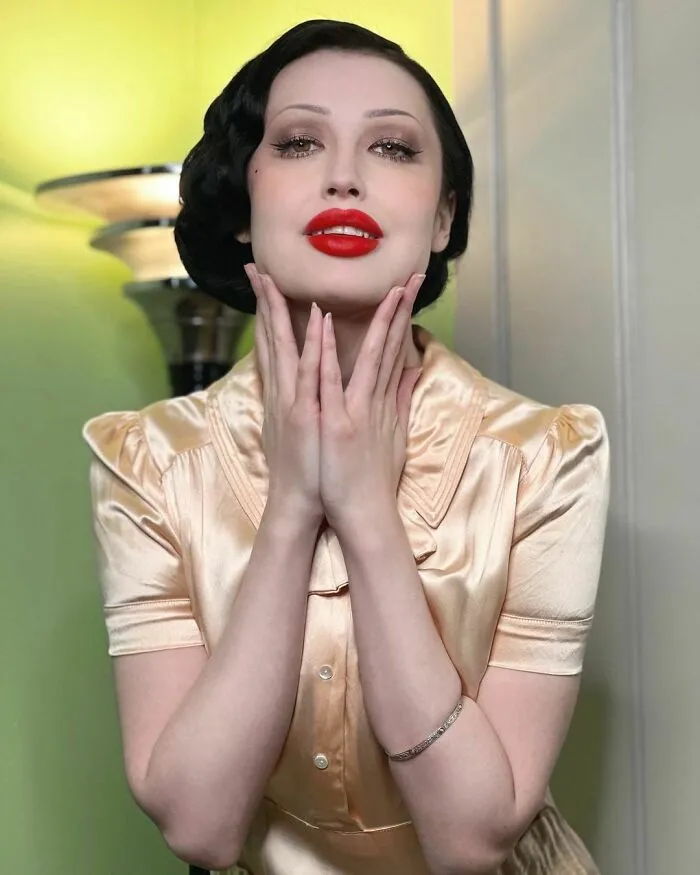 A esta chica le encanta ponerse ropa de hace 100 años, y su vestuario es impresionante