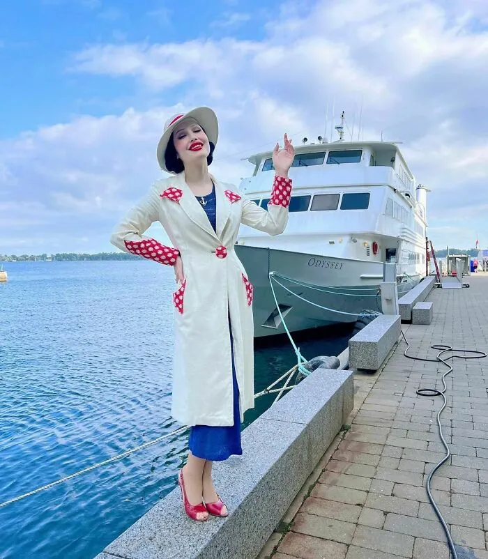 A esta chica le encanta ponerse ropa de hace 100 años, y su vestuario es impresionante