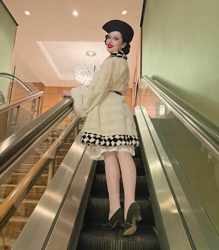 A esta chica le encanta ponerse ropa de hace 100 años, y su vestuario es impresionante