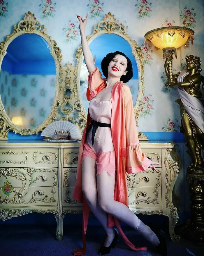 A esta chica le encanta ponerse ropa de hace 100 años, y su vestuario es impresionante