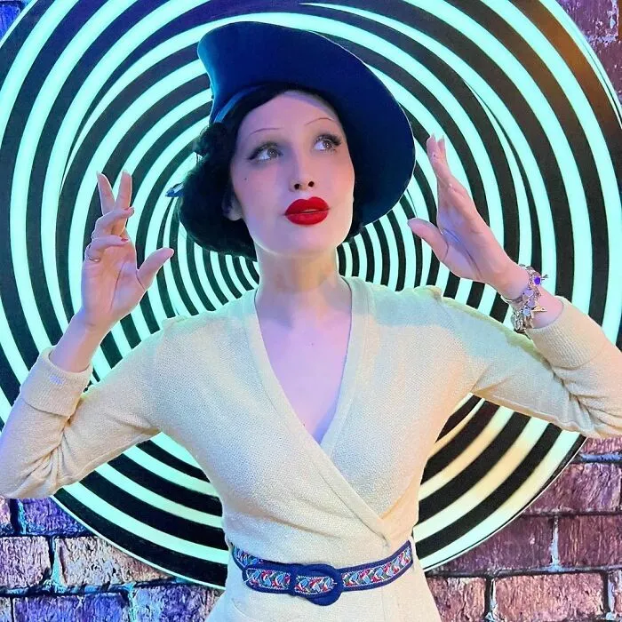 A esta chica le encanta ponerse ropa de hace 100 años, y su vestuario es impresionante