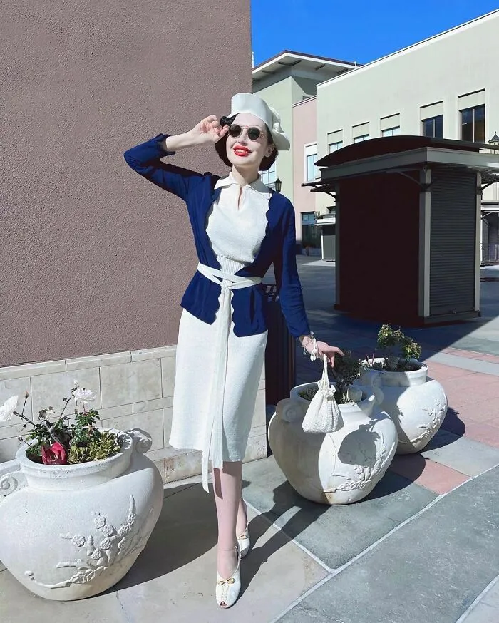 A esta chica le encanta ponerse ropa de hace 100 años, y su vestuario es impresionante