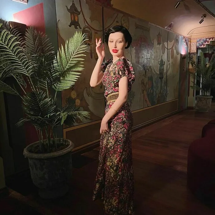 A esta chica le encanta ponerse ropa de hace 100 años, y su vestuario es impresionante