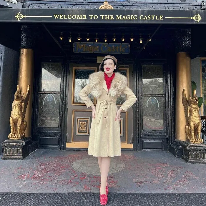 A esta chica le encanta ponerse ropa de hace 100 años, y su vestuario es impresionante