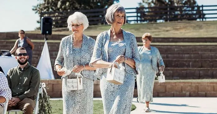 En esta boda, 4 abuelas fueron las "niñas de las flores" a petición de la novia, y no pueden ser más encantadoras
