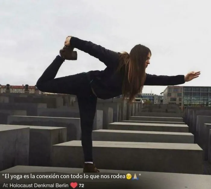 Haciendo yoga en el memorial del Holocausto en Berlín